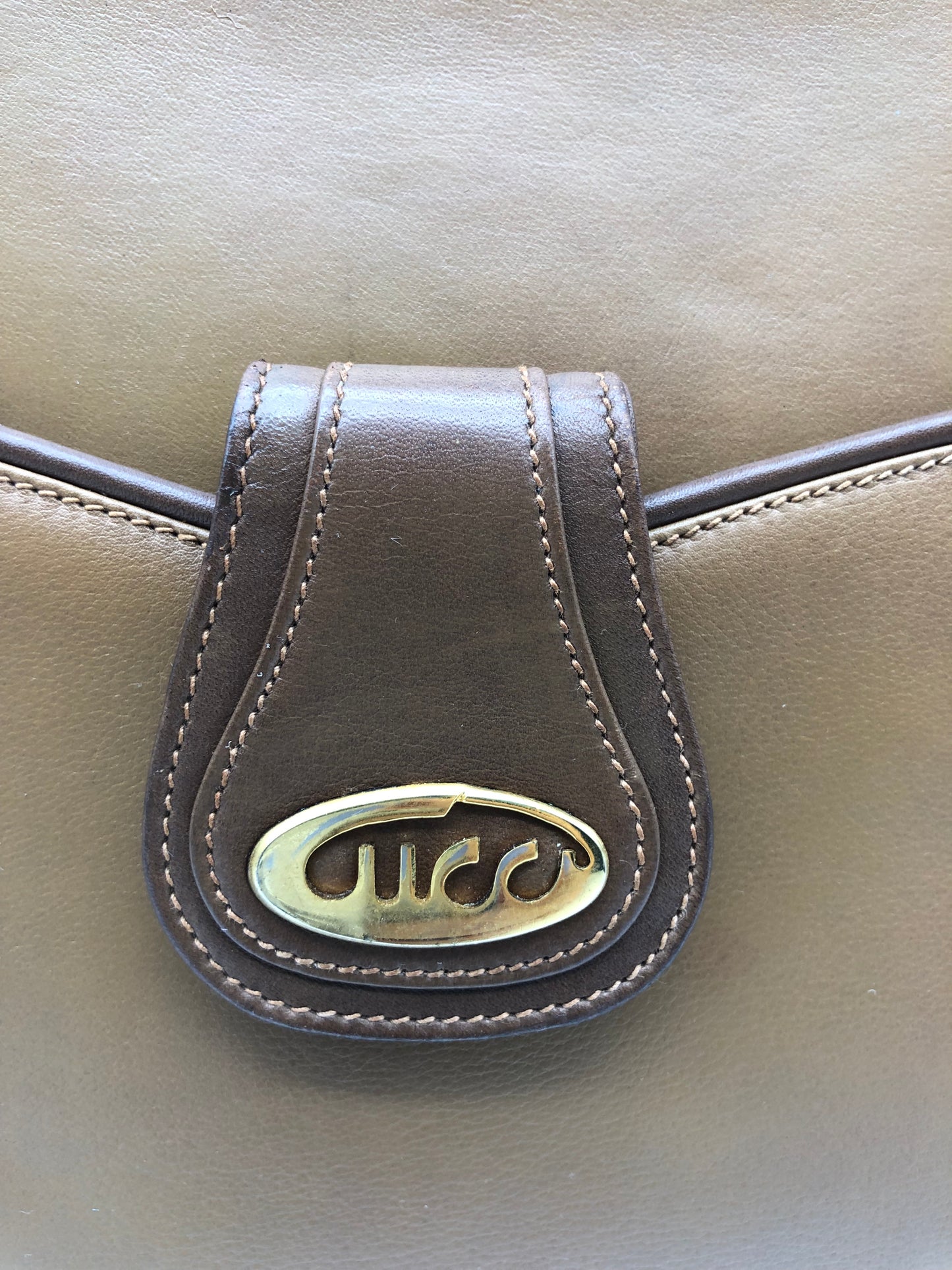 Authentic GUCCI Vintage Caramel Brown Leather Shoulder Bag