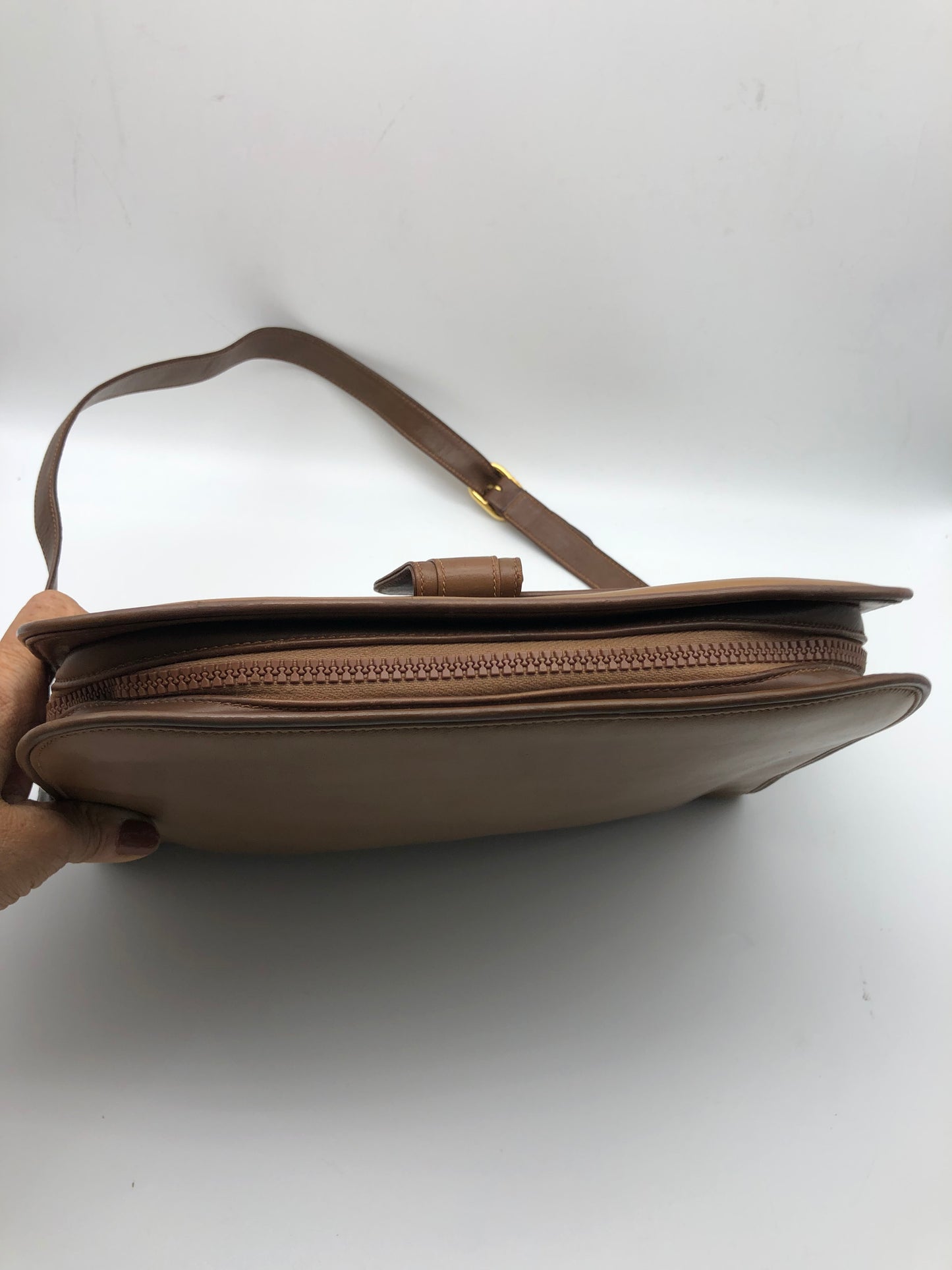 Authentic GUCCI Vintage Caramel Brown Leather Shoulder Bag